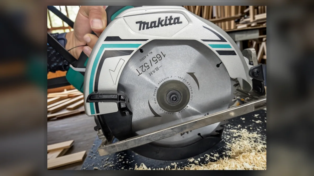 筆者が使っているマキタM565のコード式丸ノコ実機写真