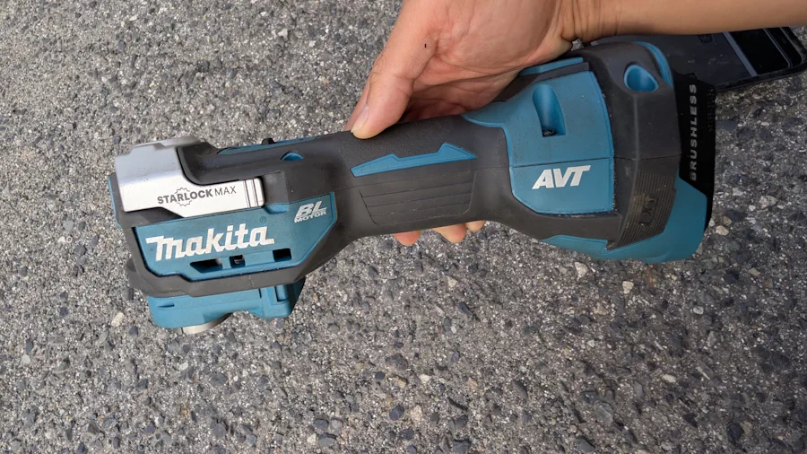 筆者が実際に使っているマキタTM52DのSTARLOCK MAX表示と先端工具取り付け部