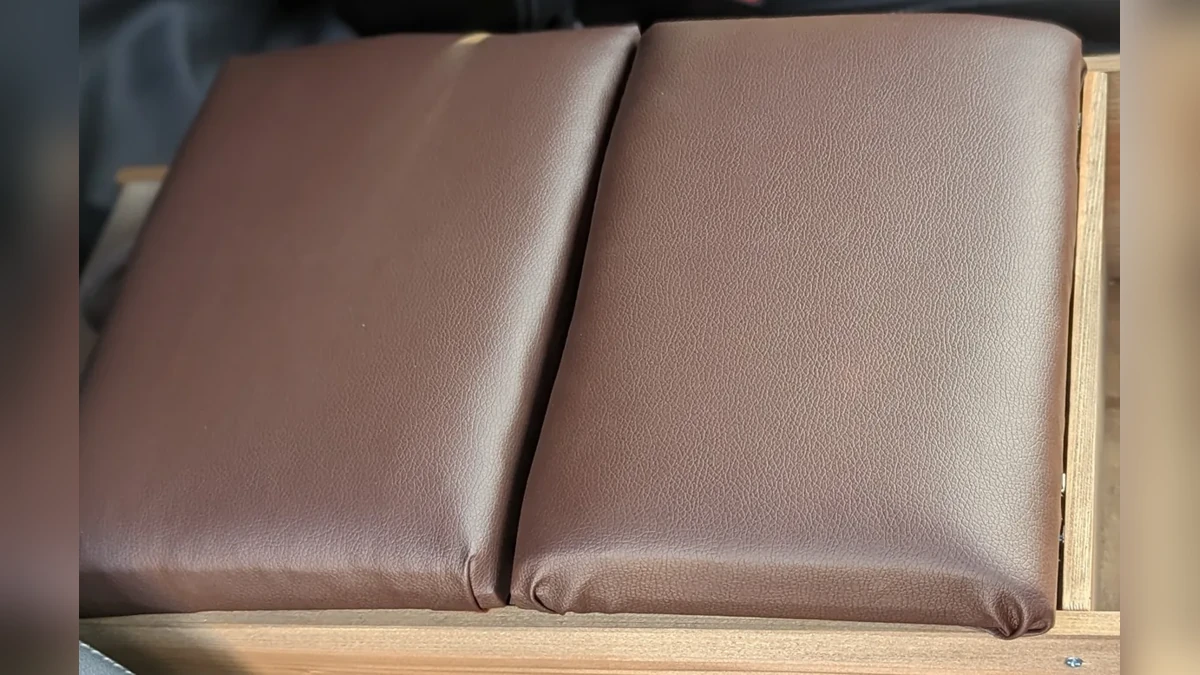 茶色いレザーを張った2つの座面を並べた作例で、表面と手前の角の折り目が分かる
