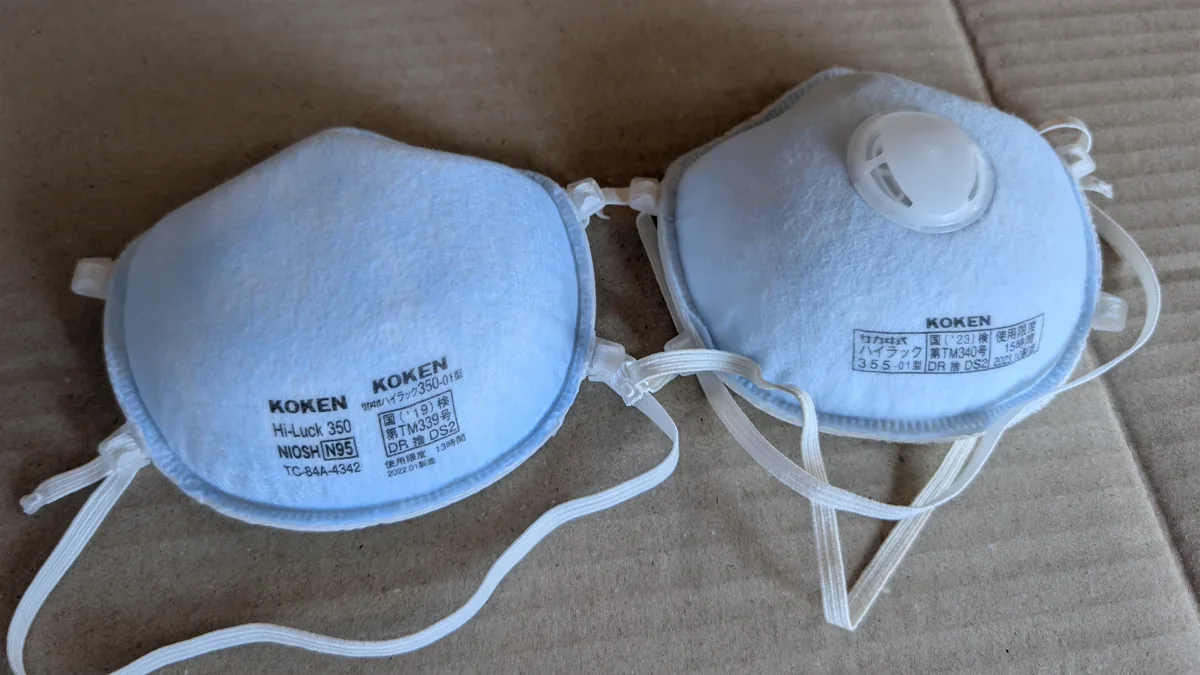 筆者が使った興研ハイラック350と355の正面を並べた写真